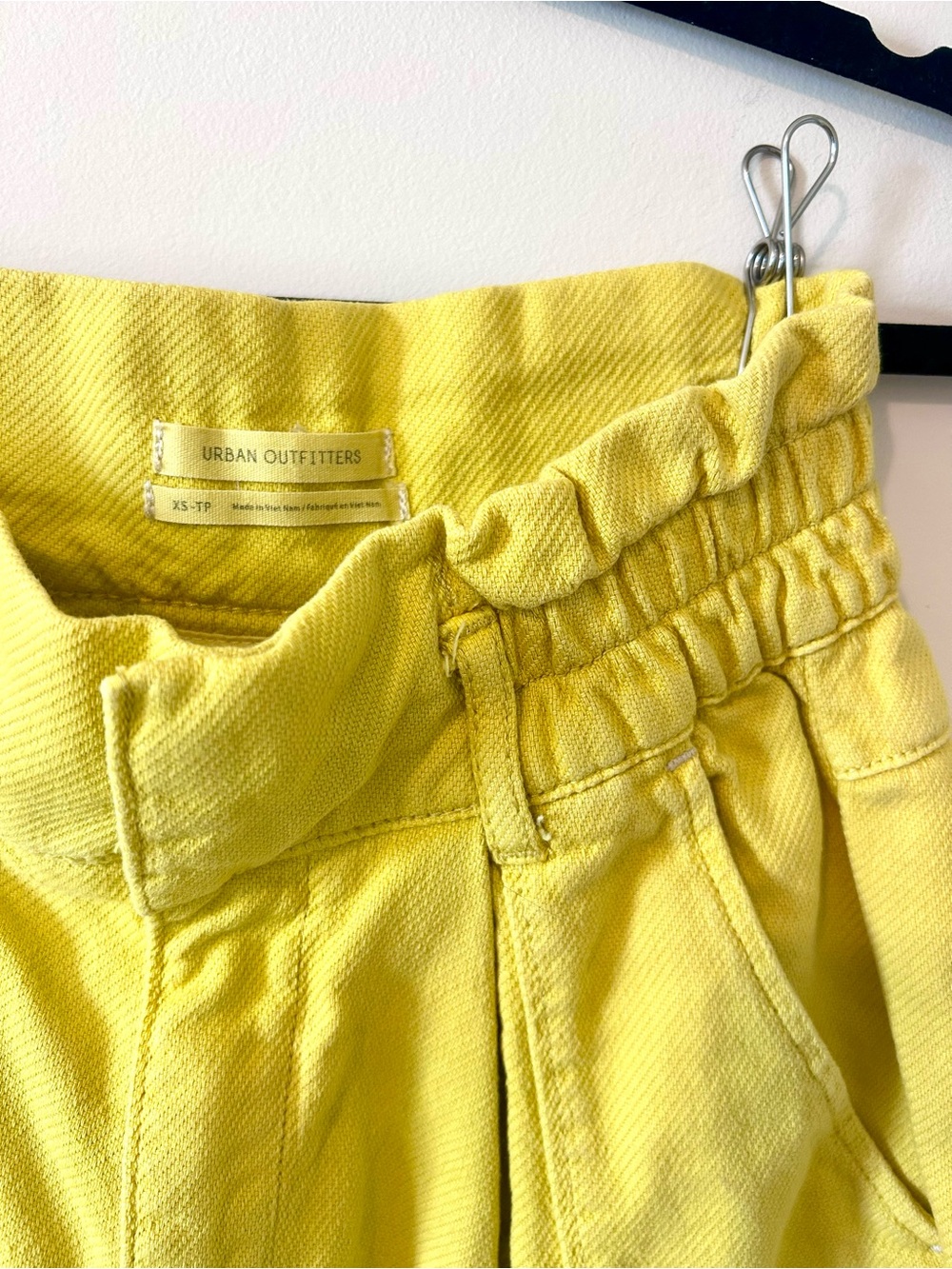 Urban Outfitters Thalia Twill Pleated Barrel Pants Yellow Size XS Cropped